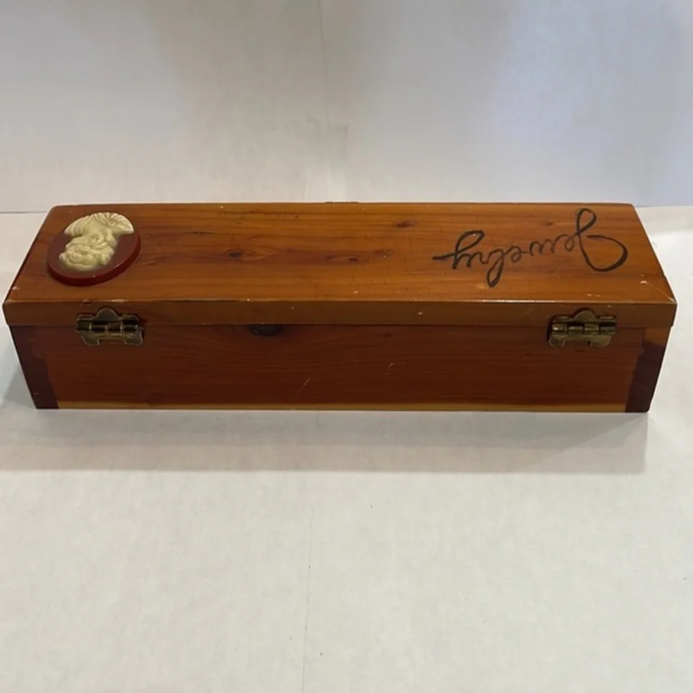 💜VINTAGE CAMEO  Wooden‎ Jewelry Box